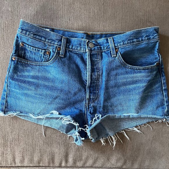 Levi's 501 Original Medium Blue Denim Shorts - Picture 1 of 5